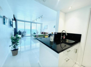 Balcony Direct Ocean Front. Free valet parking. Right at Ocean.